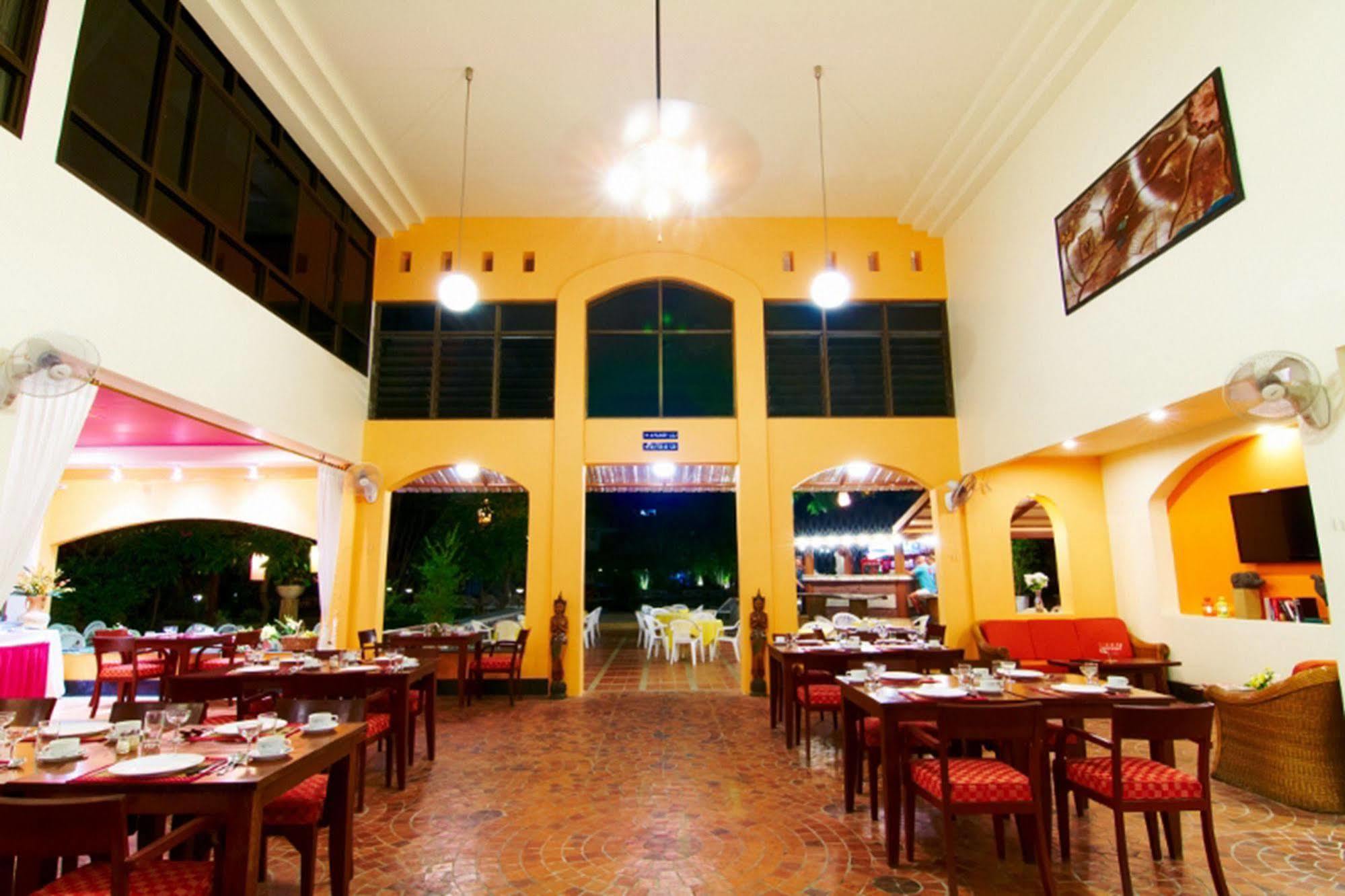 Peace Resort Hotel Pattaya Exterior photo